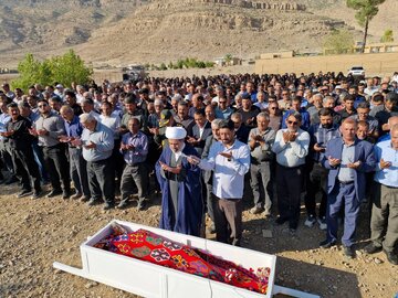 تشییع پدر شهید در شهرستان بیضای فارس