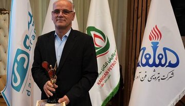 تندیس زرین اعتماد مشتری به بیمه دی رسید