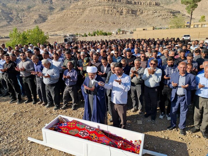 تشییع پدر شهید در شهرستان بیضای فارس