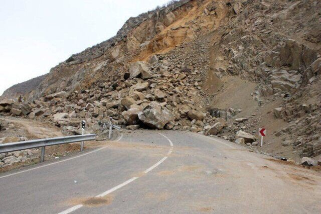 هشدار سقوط سنگ و رانش زمین در جادههای کوهستانی مازندران