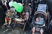 عکس/ پرچم ایران امانت دستان کوچک