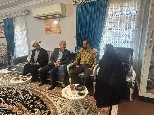 دیدار مشاور عالی رئیس بنیاد شهید  با خانواده شهید حبیب حمزه‌ای و جانباز معزز نوروزی