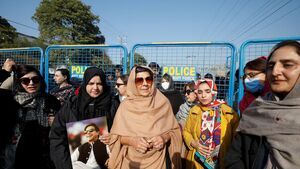 پلیس پاکستان خواهر عمران خان را بازداشت کرد