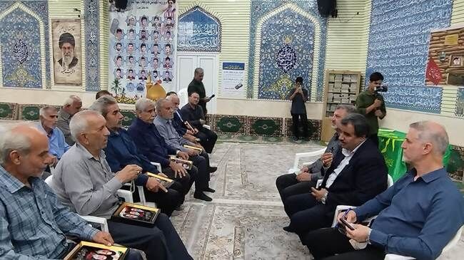 نشست صمیمی مدیرکل بنیاد شهید بوشهر با خانواده‌های شاهد و ایثارگر روستای دهقاید