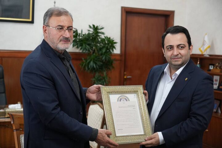 تجلیل بنیاد شهید و امور ایثارگران از مدیرعامل بانک ملی ایران