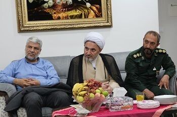 دیدار حجت‌الاسلام سرافراز با خانواده‌های معظم شهدا و جانبازان سرباز جنگ رمضان