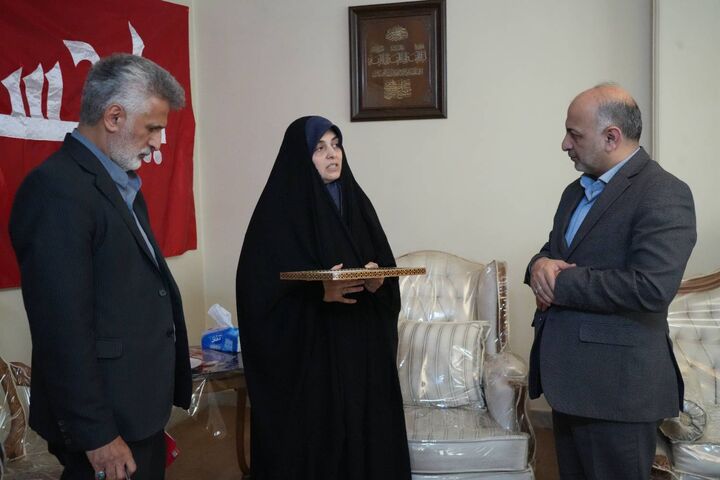 از سرکشی به خانواده معظم شهدا تا بوسه بر چادر مادر شهید