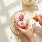 علت هوس شیرینی؛ از کمبود مواد مغذی تا تغییر هورمون‌ها