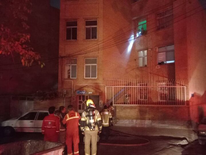 نجات ۱۷ نفر از دل آتش‌ در شمیران نو