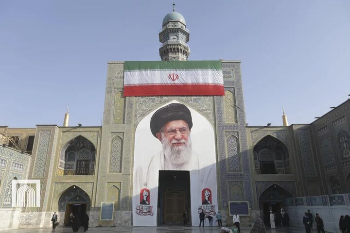 کتیبۀ جدید تصویر رهبر شهید در ایوان ساعت حرم امام رضا(ع) نصب شد
