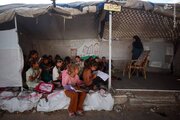 عکس/ کلاس درس در میان چادر آوارگان غزه