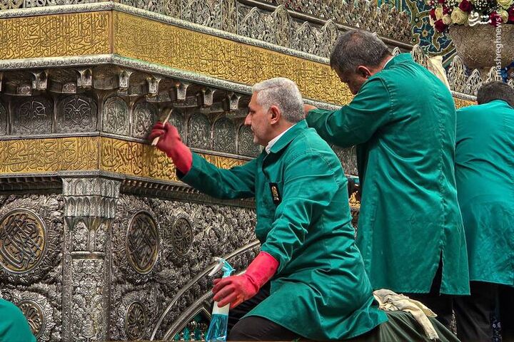 عکس/ ضریح نورانی امام رضا(ع) غبارروبی شد