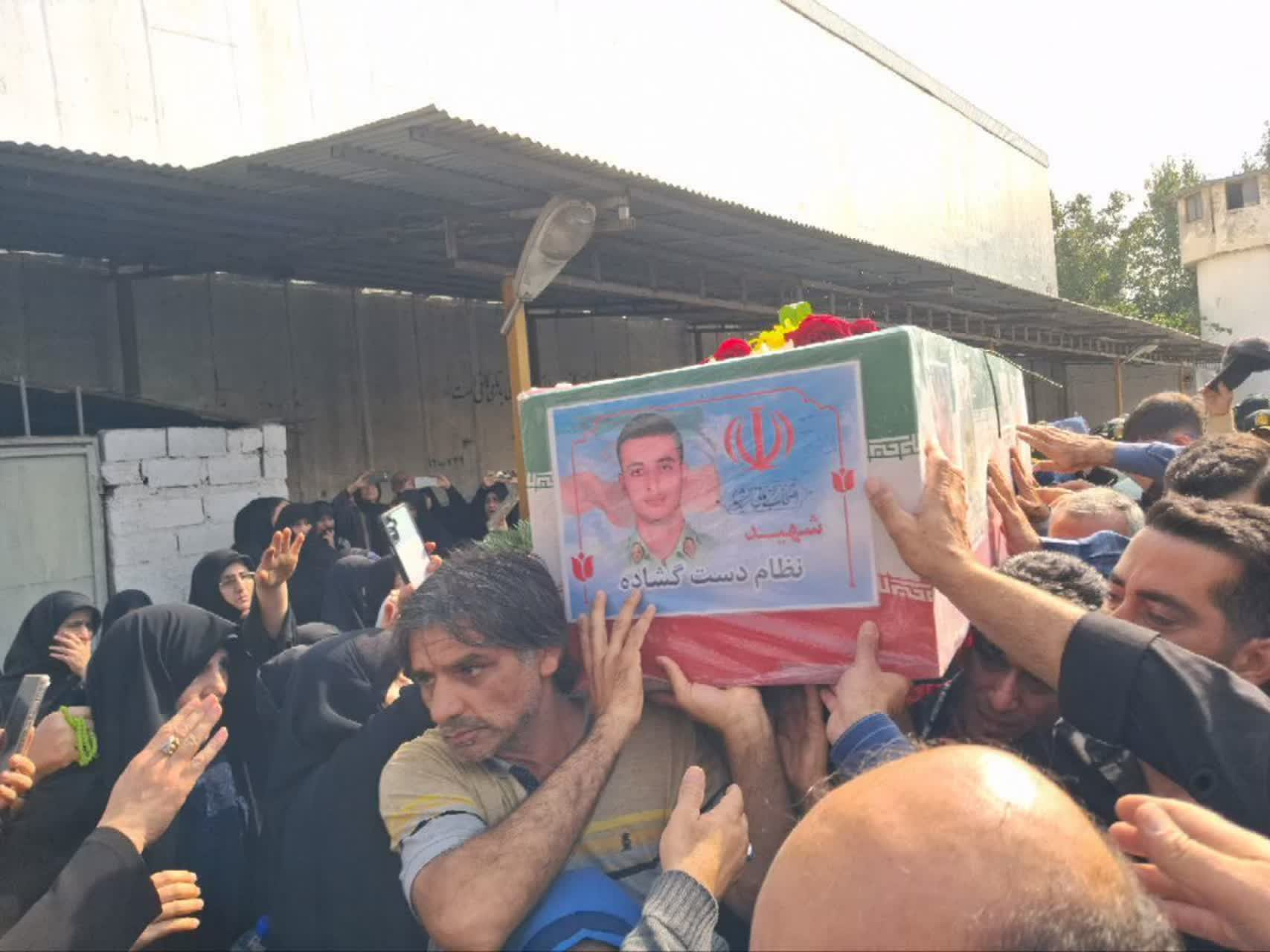 مراسم تشییع پیکر مطهر شهید مدافع امنیت دست گشاده در آمل مازندران برگزار شد