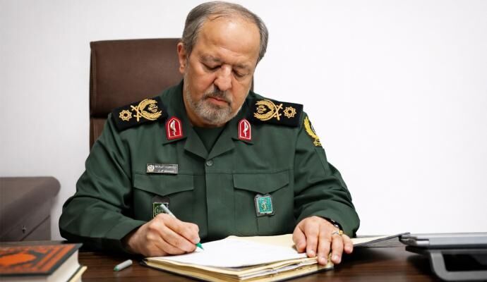 سرپرست وزارت دفاع: فاصله شما با ما را موشک‌های ما تعیین می‌کنند