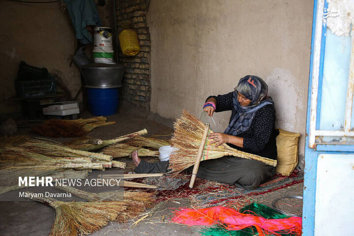 عکس/ جاروبافی در روستای ملاحسن