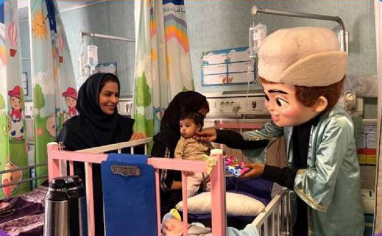 شادی و خنده مهمانِ کودکانِ بستری در بیمارستان حضرت رسول اکرم (ص) شد