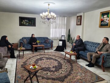 دیدار مدیرکل بنیاد شهید تهران بزرگ با خانواده شهید ابراهیم‌نژاد برنتی