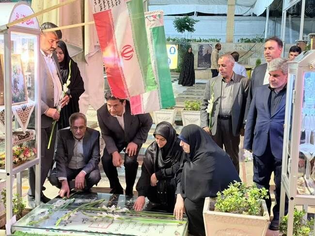 ادای احترام معاون تعاون و امور اجتماعی بنیاد شهید به مقام شهدا در کرمان