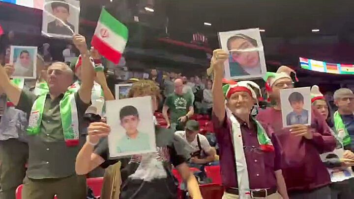تصاویر شهدا میناب در دست هواداران ایرانی در لاس‌وگاس