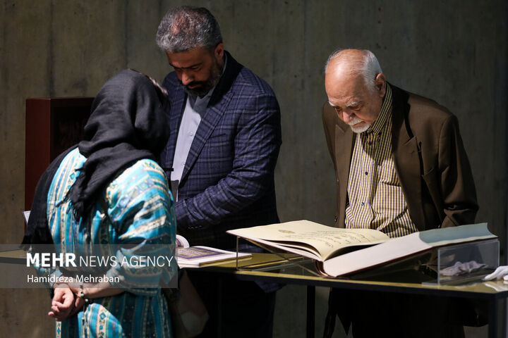 نمایشگاه.