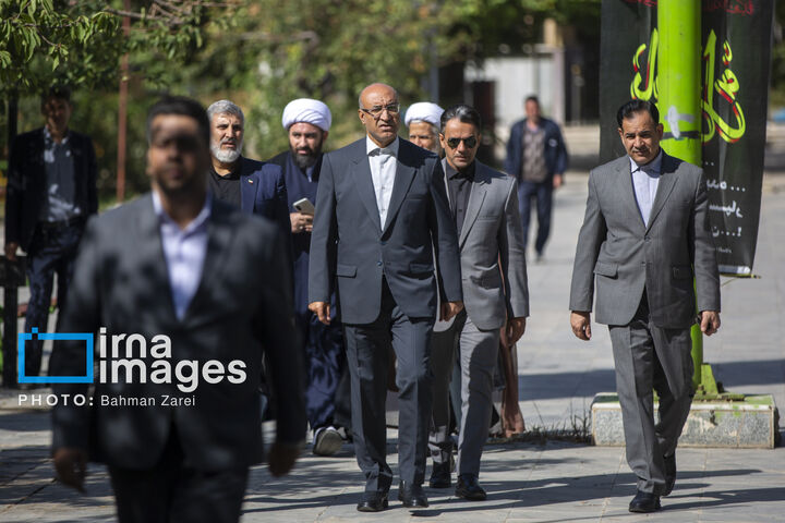 یادبود.