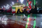 تجمع شبانه مردم رشت زیر باران