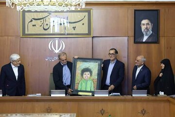 جلسه متفاوت هیئت دولت/ اهدا تصویر شهیده کودک به رئیس جمهور