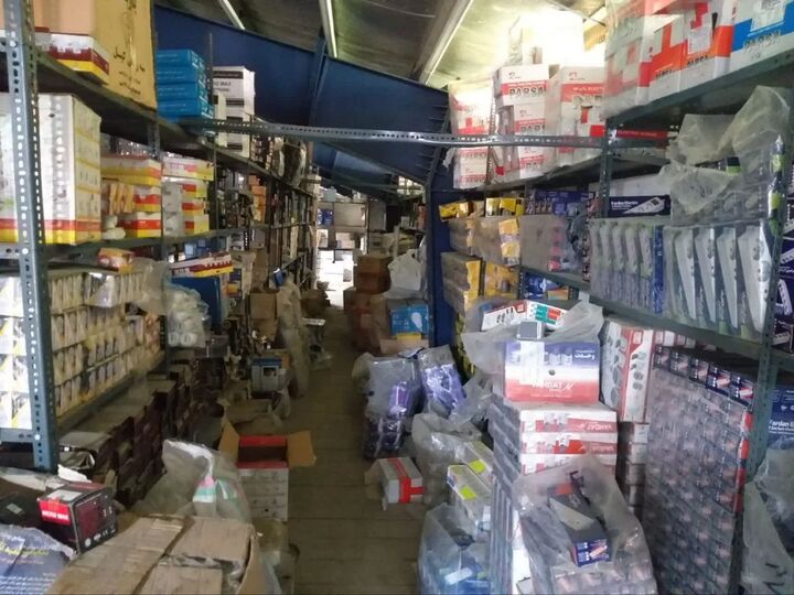 کشف انبار احتکار لوازم یدکی خودرو در کهریزک