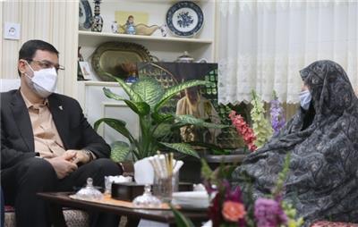 دیدار رئیس بنیاد شهید و امور ایثارگران با مادر شهیدان خالقی پور و 2 جانباز دوران دفاع مقدس