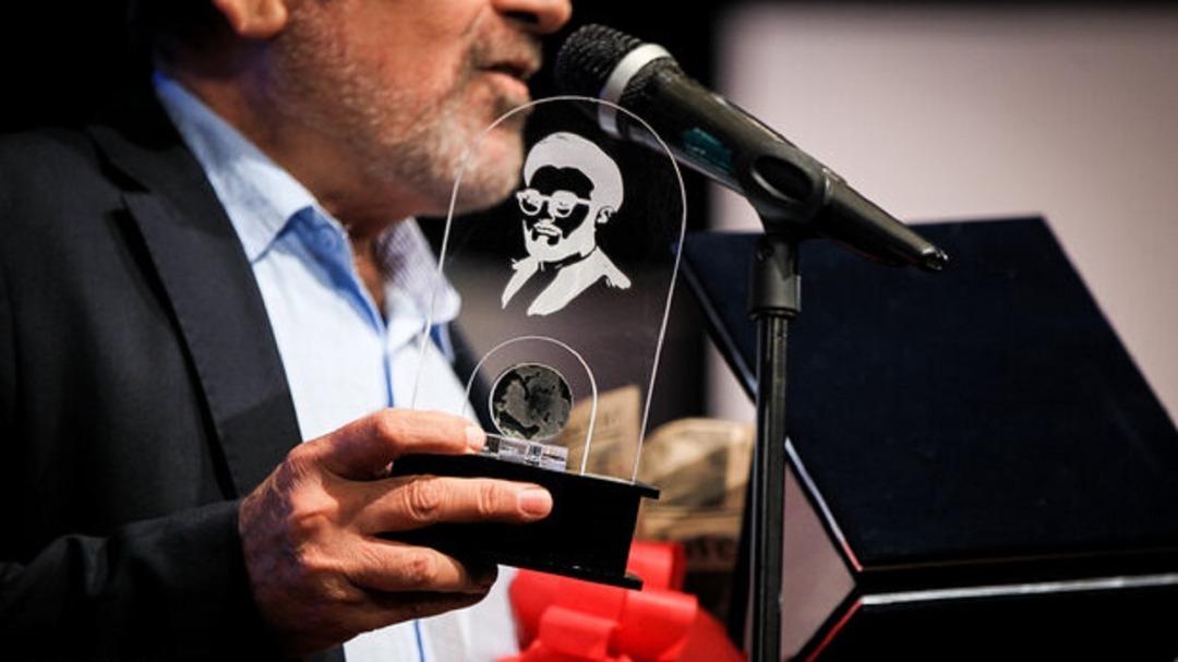 برگزیدگان دومین جایزه شهید اندرزگو تجلیل شدند
