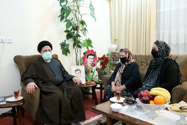 حضور رئیس‌جمهور در منزل شهید مسیحی/ رئیسی: همه شهدا مایه افتخار هستند