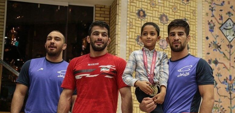 امامی مدال طلای کشتی قهرمانی آسیا را به فرزند شهید اهدا کرد