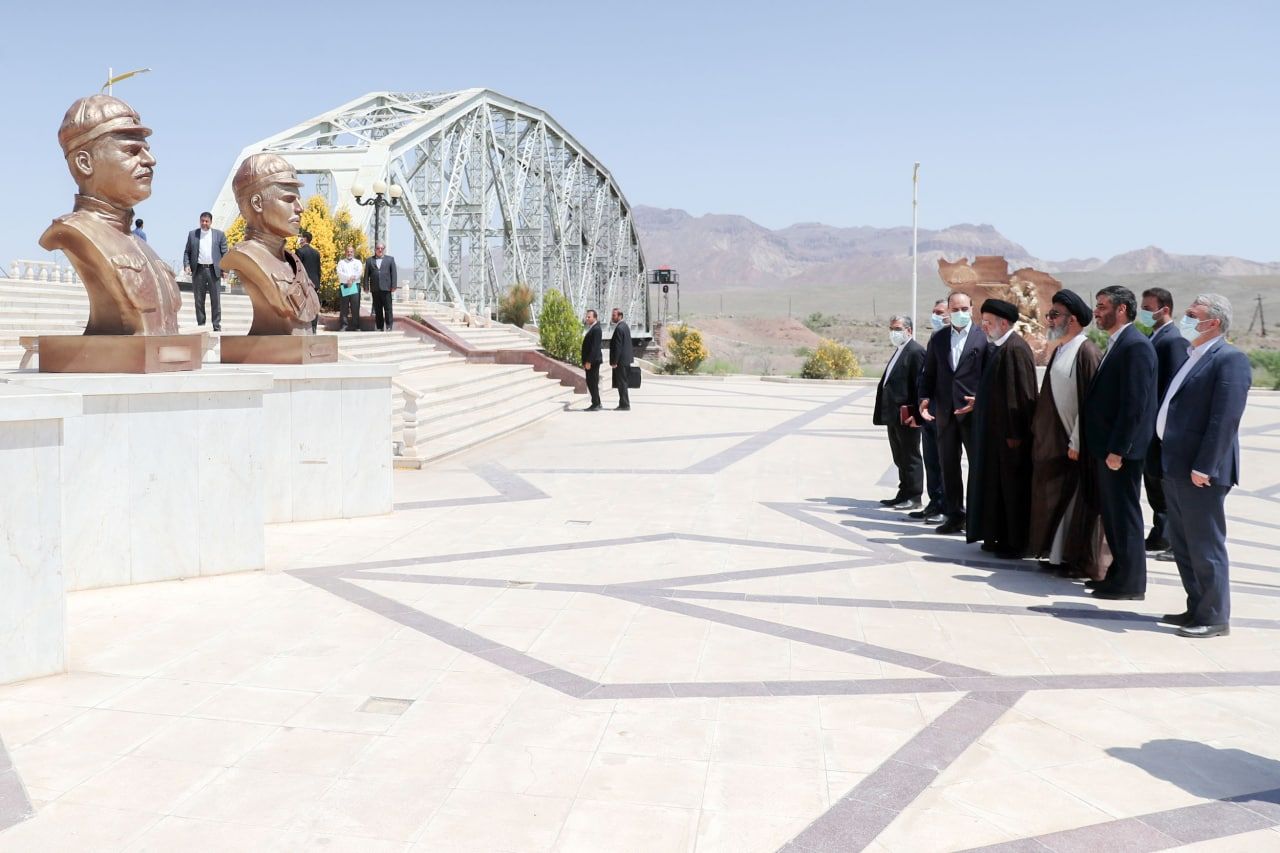 حضور رئیس جمهور در یادمان شهدای ایرانی شهریور 1320 در منطقه مرزی جلفا/ ادای احترام به مرزبانان آذربایجانی ایران 