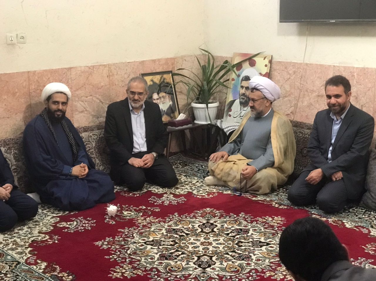دیدار معاون رییس‌جمهور با خانواده شهید حمله تروریستی حرم رضوی