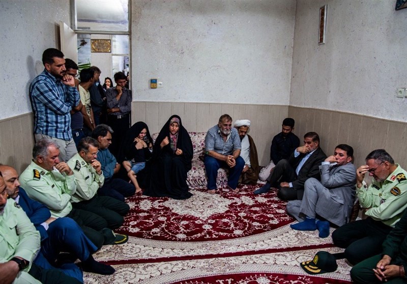 اعلام زمان تشییع پیکر شهید "زارعی" / حضور مسئولان یزد در منزل شهید  + تصویر 
