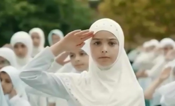 فیلم| اجرای زیبای «سلام فرمانده» به زبان انگلیسی