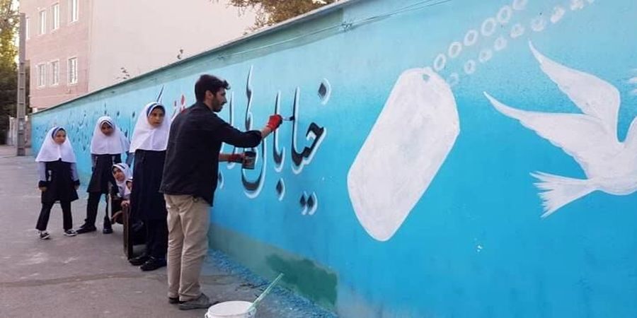 دیوار مدارس شهر تهران به عکس شهدا مزین می‌شود