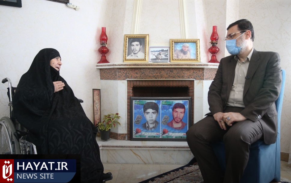 دیدار قاضی‌زاده هاشمی با مادر شهیدان سادات «میرصانعی» در عید سعید غدیر
