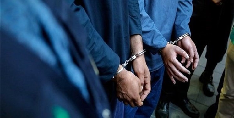 مامورنماهای قمه‌ به دست بازداشت شدند
