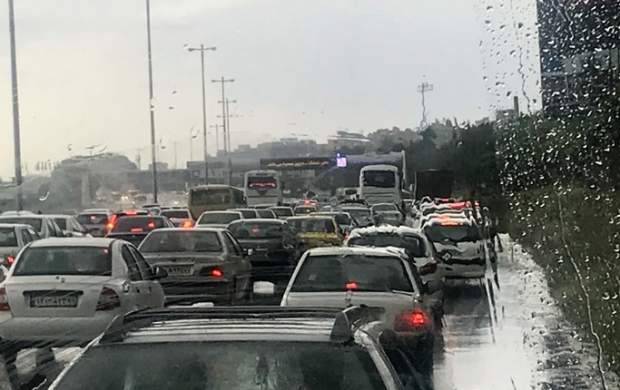 محور‌های مواصلاتی کشور لغزنده شد/ سنگینی بار ترافیک در محور‌های غربی تهران