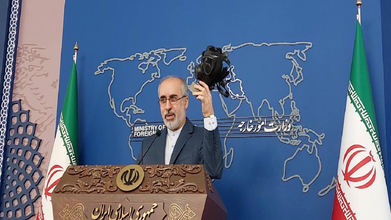 حضور سخنگوی وزارت خارجه با ماسک شیمیایی درنشست خبری