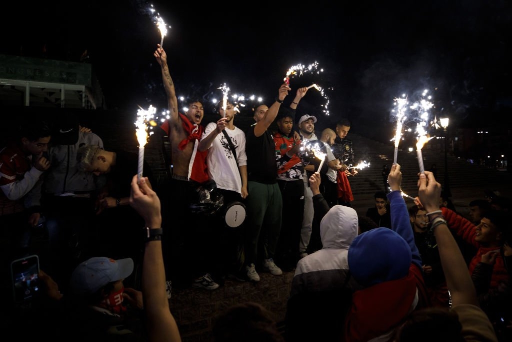جشن و پایکوبی مراکشی‌ها پس از صعود تاریخی؛ پرچم فلسطین در رباط بالا رفت