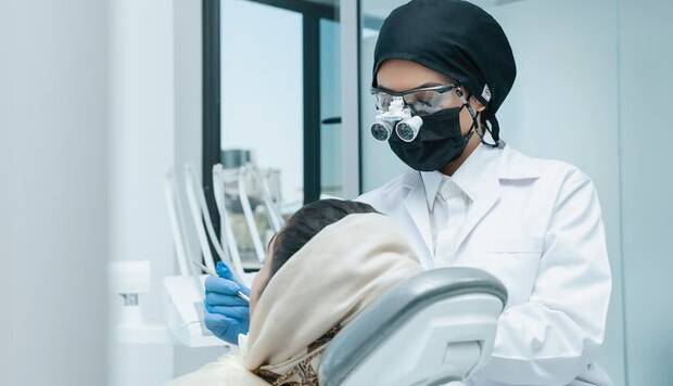 روش‌های درمان دندان‌های کج؛ خوب و بد جایگزین های ارتودنسی
