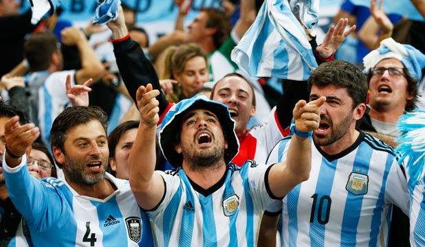 ویدیو/ میدان جنگ به جای فوتبال؛ آرژانتینی ها با تانک مقابل کرواسی