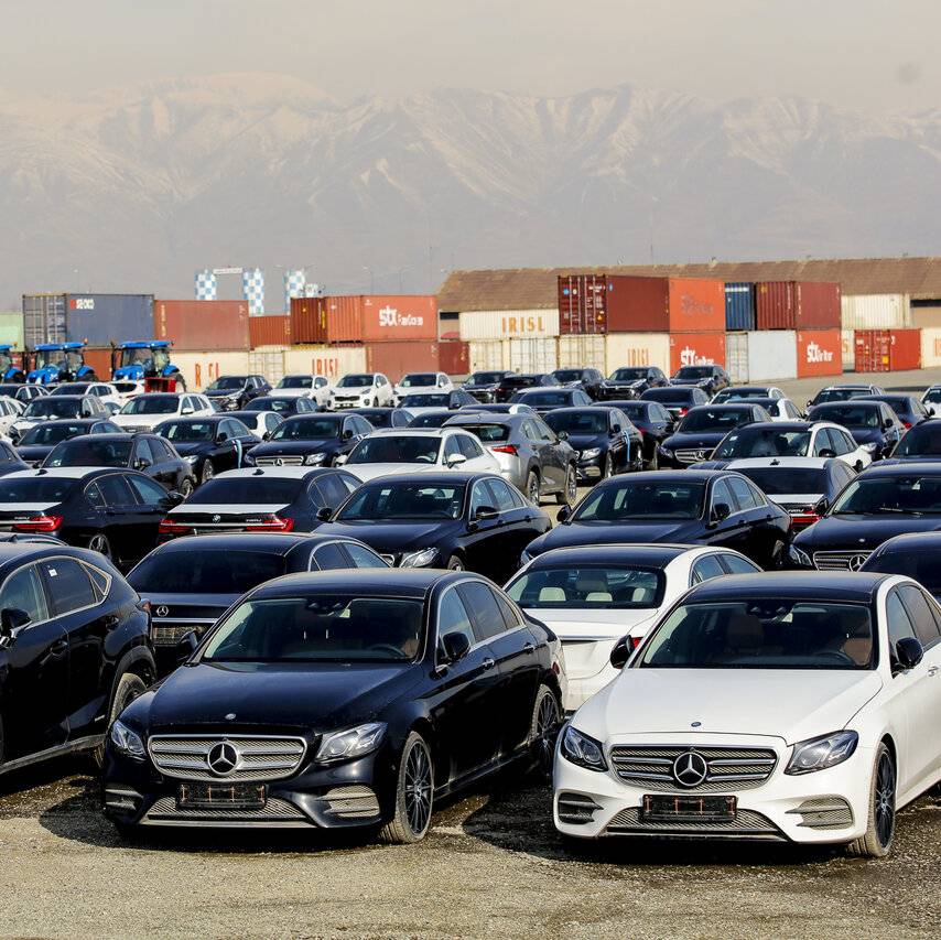 نماینده مجلس: واردات خودروهای یک میلیاردی، بازار را تنظیم نمی‌کند
