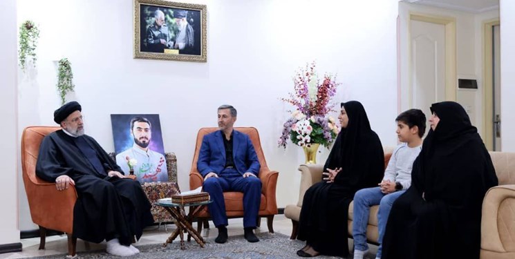 رئیسی در شب یلدا با خانواده شهید آرمان علی‌وردی دیدار کرد