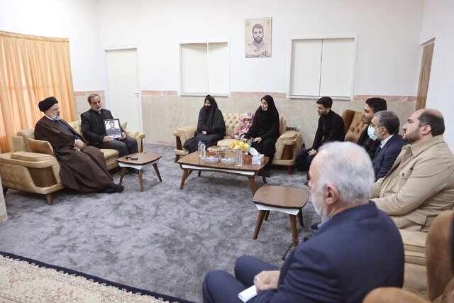 دیدار رئیس‌جمهور با خانواده شهید مدافع امنیت «امیر کمندی»
