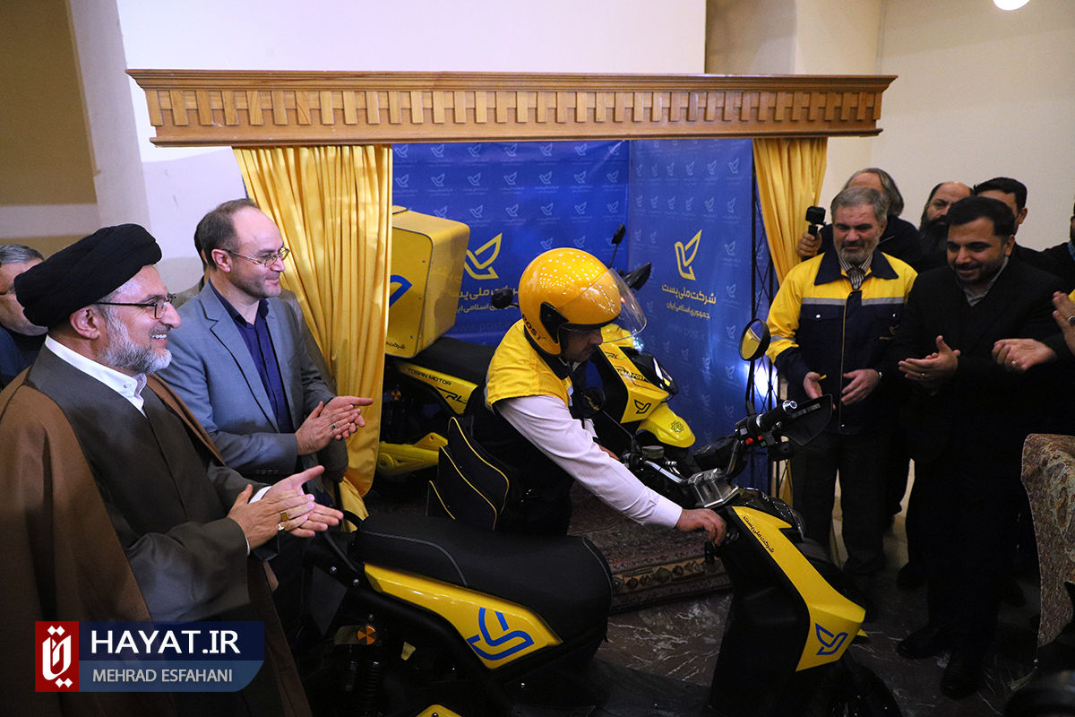گزارش تصویری/ آیین رونمایی از موتور سیکلت های برقی موزعین شبکه پستی کشور