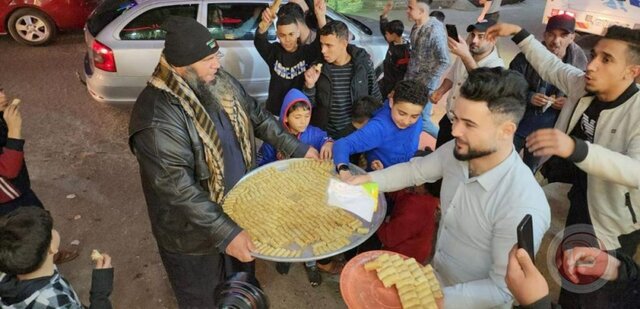 تبدیل عزاداری جِنین به شادی پس از عملیات قدس/ پخش شیرینی و شادی فلسطینی‌ها

