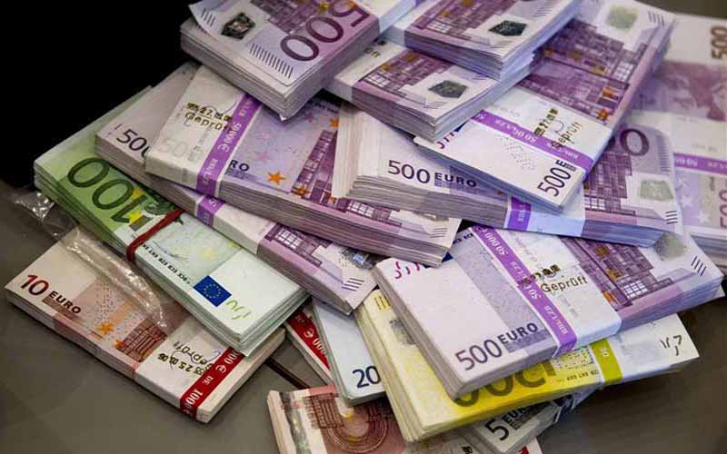 نرخ یورو در صرافی‌های بانکی کاهش و دلار ثابت ماند